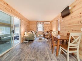 Scenic Evans Hideaway Steps to Lake Huron!, vacation home in Oscoda