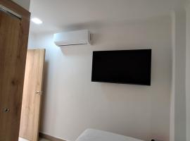 Ultra mini suite privada con baño, hotel with parking in Guayaquil