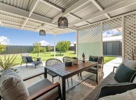 Belle Escapes - Bountiful Family Oasis in West Beach, Ferienhaus in Henley Beach South