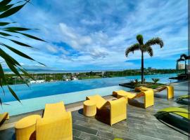 Condo in Mactan Newtown with pool and beach access: Mactan şehrinde bir otel