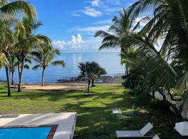 Canari Waterfront Villas, bed and breakfast en Roches Noires