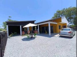 Kitnet privada confortável em Pontal do Sul, cabaña o casa de campo en Pontal do Paraná