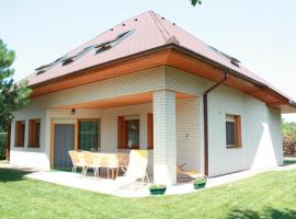 Manner villa, villa in Balatonalmádi