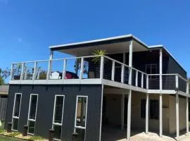 Coastal Retreat, 400 Metres to beach