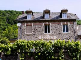 Gîte de France Gîte ecole 4 3 épis - Gîte de France 4 personnes MAE-6354, hotel en Soursac