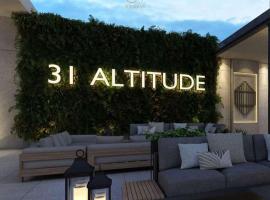 31 Sudirman Suites Apartment, hotel em Makassar