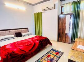Anandmay Homestay, ISBT Rishikesh, habitació en una casa particular a Rishīkesh