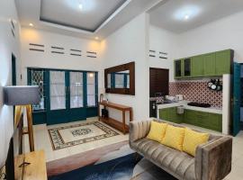 OMAH LONDO - 4BR JOGJA CITY, hótel í Seturan