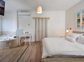 עדנת האוהבים - סוויטות מקסימות ליד הכנרת עם בריכה משותפת，密格達的飯店