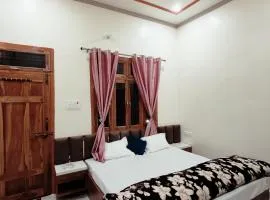 Shree Radha Palace 5 minutes walking distance from Ayodhyadham railway station & Shree Ram Temple