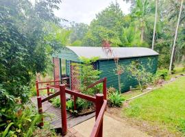Birdsong Train Carriage Cabin with Outdoor Bath, cottage in Palmwoods