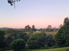 Serenity Cottage Retreat, hotel v destinaci Woombye