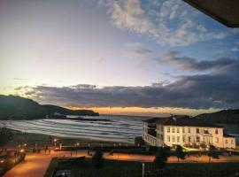 Frente a la playa, hotel em Plencia