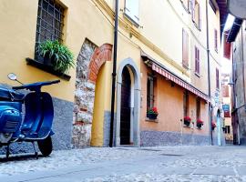 Iseo Portelle Holiday with private parking, hotel in Iseo