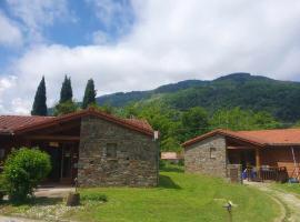 Chalets à 10 minutes de Foix, lomamökki kohteessa Mercus-Garrabet