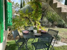 Typique cabanon provençal rénové Attention escalier extérieur pour accéder au 1er étage، بيت عطلات في Gonfaron