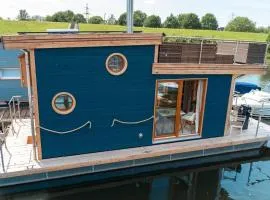 Tiny-Hausboot mit Kamin und Dachterrassenlounge