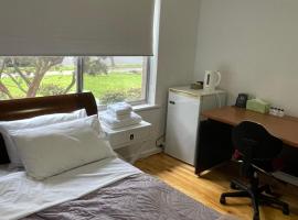 Spacious beautiful room, hospedagem domiciliar em Campbelltown