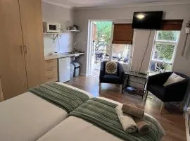 Lovely Garden Studio 5 - 10 min walk to the beach