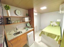 SUÍTE independente com Ar, Wifi, Smartv e Cozinha, guesthouse kohteessa Macaé