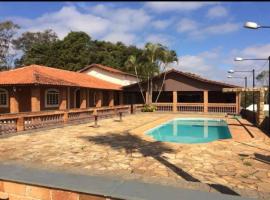 casa c/4 dormitórios e piscina, hotel in Botucatu