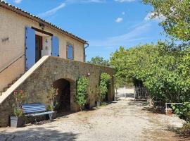Mas provençal avec piscine et tennis – hotel w mieście Ongles