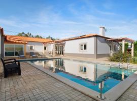 Villa Rosa com Piscina e Jacuzzi, hotel con estacionamiento en Salir de Matos