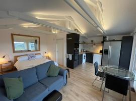 Spacious lodge with king sized bed, hotel en Inveraray