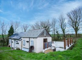 The Anchor Light - 1 Bed - Freshwest Beach Retreat, cottage in Pembroke