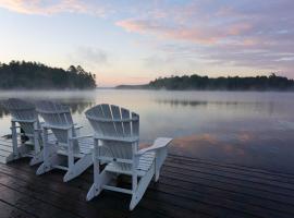 Cozy Muskoka 4-bedroom cottage on Lake Rosseau, hotel em Minett