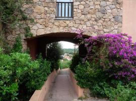 Calarossa Sardinia Apartments, hotel med parkering i Isola Rossa