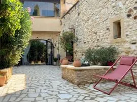 L'Uzétienne- Large residence with pond and patio!