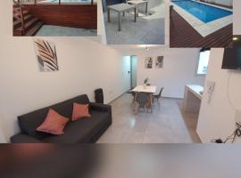 DPTO UN DORMITORIO C/COCHERA- CENTRO VILLA MARIA，瑪麗亞別墅的附設泳池的飯店