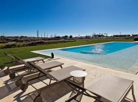 Bayline Condominium - Heated indoor Swimming pool - SPA - By Bedzy, hotel con campo de golf en Armação de Pêra