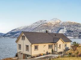 4 Bedroom Awesome Home In Trvikbygd, hotel en Jondal