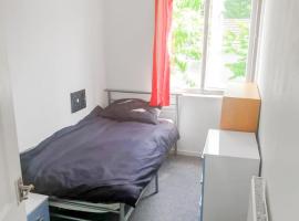 Cosy Single Room in Redditch: Free Parking/Wi-fi, hotel with parking in Headless Cross