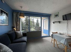 Confortable studio 2 pers. à Montgenèvre, balcon ouest, bien équipé, parking, options WiFi et linge - FR-1-330D-22, hotel in Montgenèvre