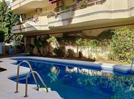 Apartamento con vistas, Urb. Mijas golf., hotel with pools in Santa Fe de los Boliches