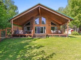 와실라에 위치한 주차 가능한 호텔 Wasilla Spruce Moose Cabin Lakefront and Hot Tub!