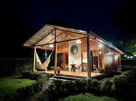 Romantic Private Cabin in the Forest, Bungalows Tulipanes，聖拉蒙的飯店