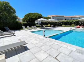 Appartement situé dans résidence avec piscine, à proximité de la mer, hotel with pools in Ars-en-Ré