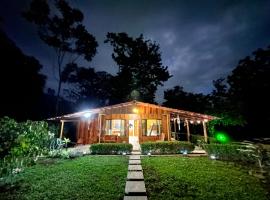 Family Cabin surrounded by Nature and Relaxing sound of the river, Bungalows Tulipanes，聖拉蒙的飯店