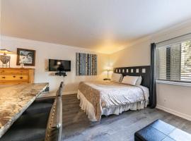 Charming Studio Deluxe w/Full Kitchen #115 at Donner Lake Village, hotel en Truckee