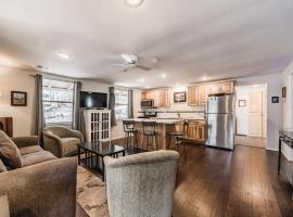 Miles Hacienda: Beautifully Remodeled, Centrally Located Ruidoso Cottage, spa hotel in Ruidoso