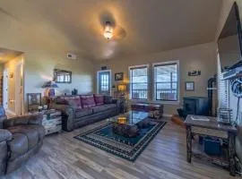 Rain Dance Retreat: Updated 2 Bedroom, 2 Bath Cabin with a Private Hot Tub and Views For Days!