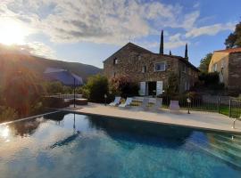 Private apartment within 15th century farmhouse, hotel din Arles-sur-Tech