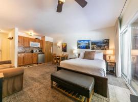 Cozy Studio w/Kitchenette and Balcony #212 at Donner Lake Village、トラッキーのヴィラ