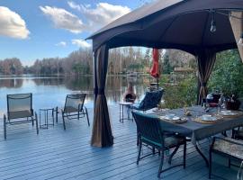 Nature Retreat Luxury Glamping on Lakefront Estate, hotel in Lutz