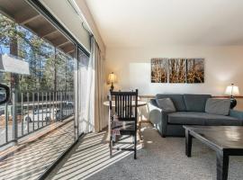 Spacious 1BR Condo w/Partial Lake View #222 at Donner Lake Village: Truckee şehrinde bir otel