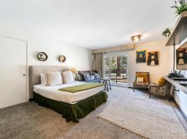 Modern Studio Deluxe #231 at Donner Lake Village – hotel w mieście Truckee